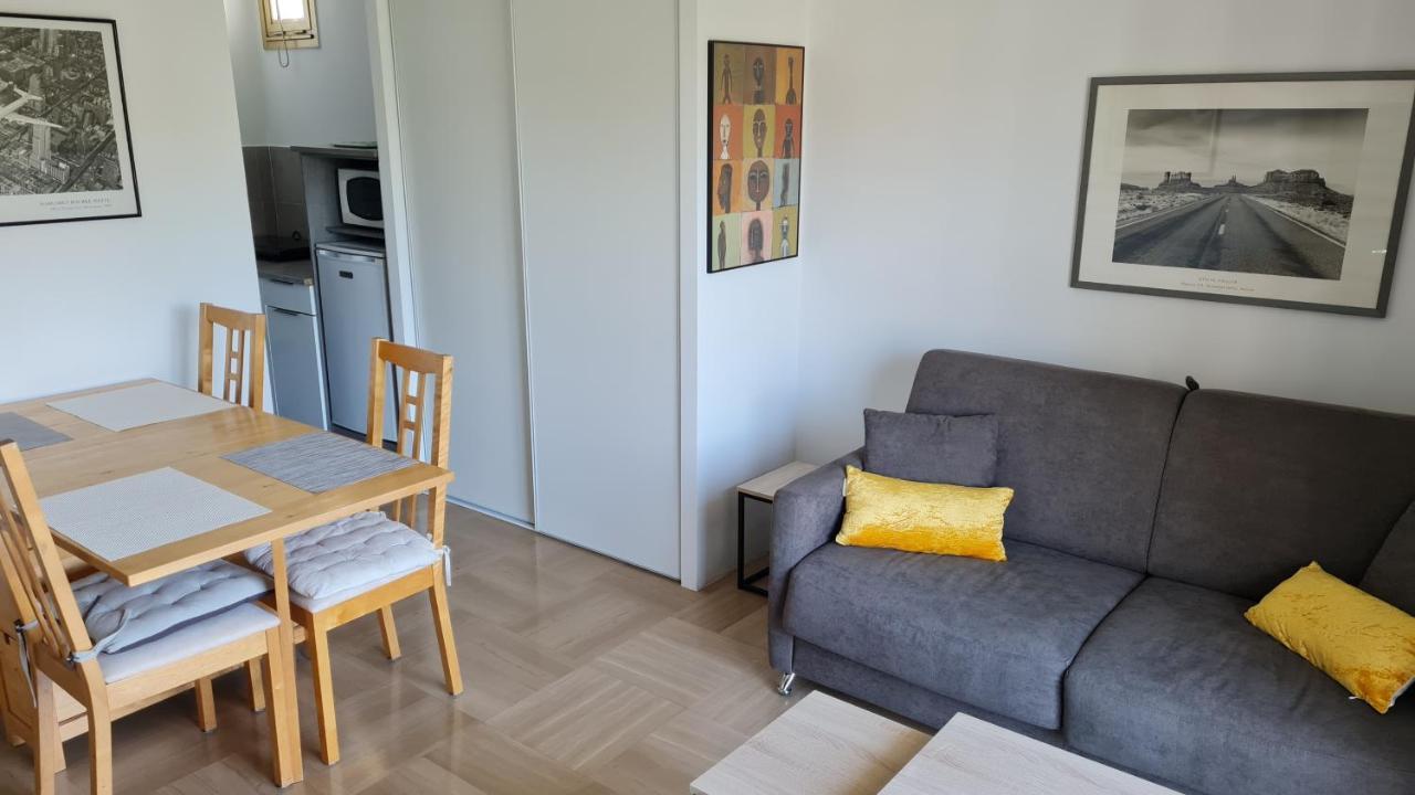 2P Entierement Climatise I Bien Insonorise I Wifi I A 300 M De La Mer I Restaurants Commerces Et Transports A 5Mn A Pied I Ideal 2 Personnes I Possibilite 4 Avec Canape Lit De Qualite I Tres Belle Douche Кань-сюр-Мер Экстерьер фото