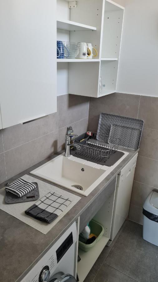 2P Entierement Climatise I Bien Insonorise I Wifi I A 300 M De La Mer I Restaurants Commerces Et Transports A 5Mn A Pied I Ideal 2 Personnes I Possibilite 4 Avec Canape Lit De Qualite I Tres Belle Douche Кань-сюр-Мер Экстерьер фото